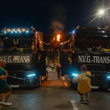 A kamionhúzó verseny mellé egy...